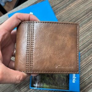 Columbia Brown Leather Bifold Wallet with Subtle Grain Texture